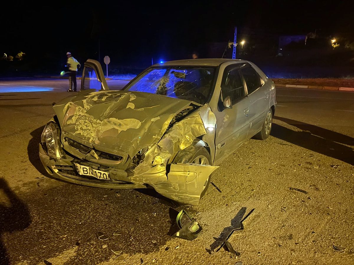 Sivas'ta iki otomobilin çarpıştığı kazada 1 kişi öldü, 3 kiş