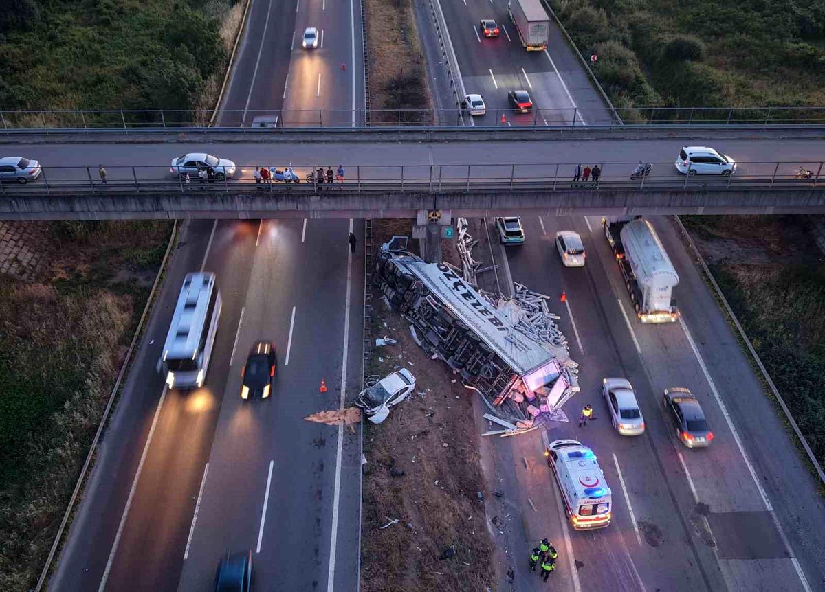 TEM Otoyolu'nda meydana gelen trafik kazası sonrası araçların oluşturduğu kuyruk.