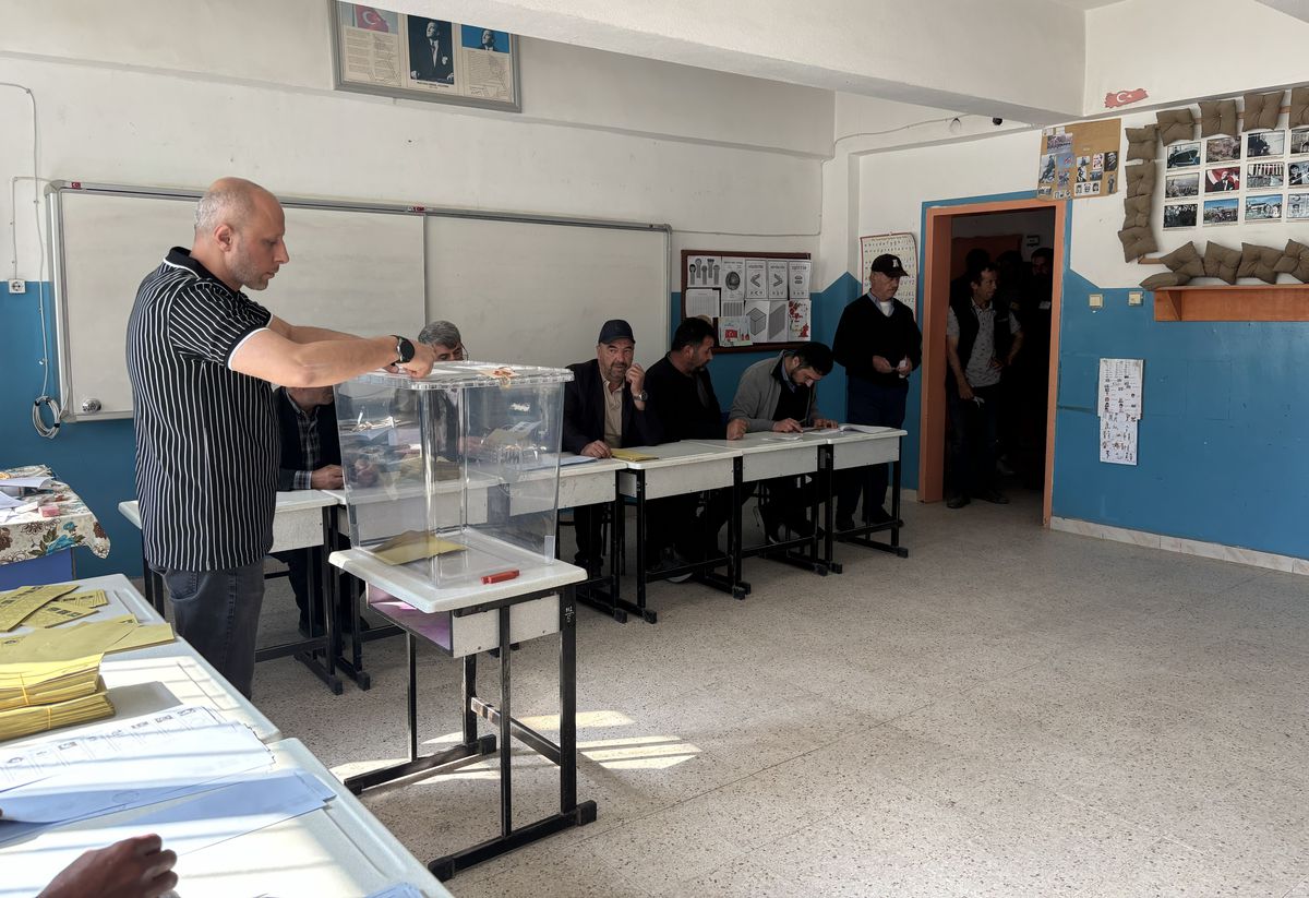 Tokat'ta 4 beldede belediye başkanlığı için sandık başında bekleyen seçmenler