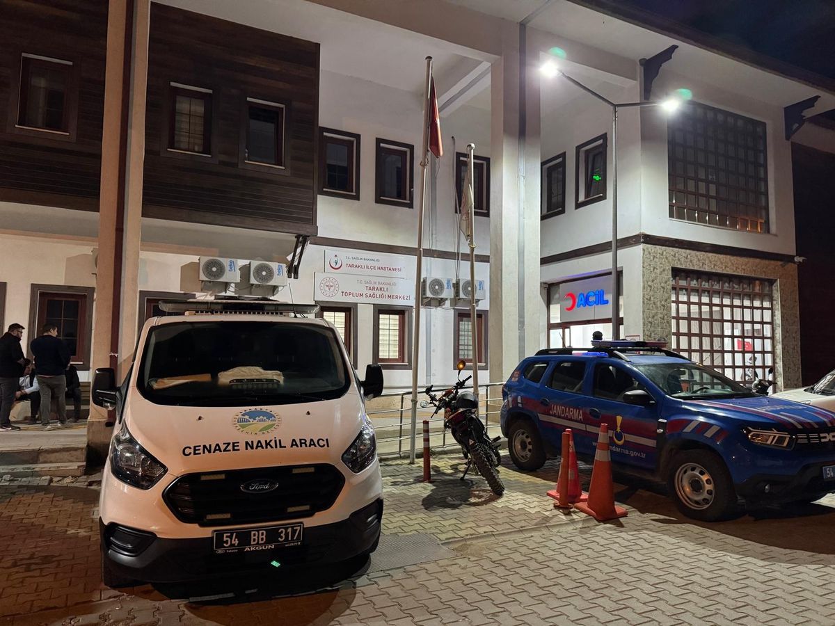 Traktör ile tarım makinesi arasına sıkışarak öldü