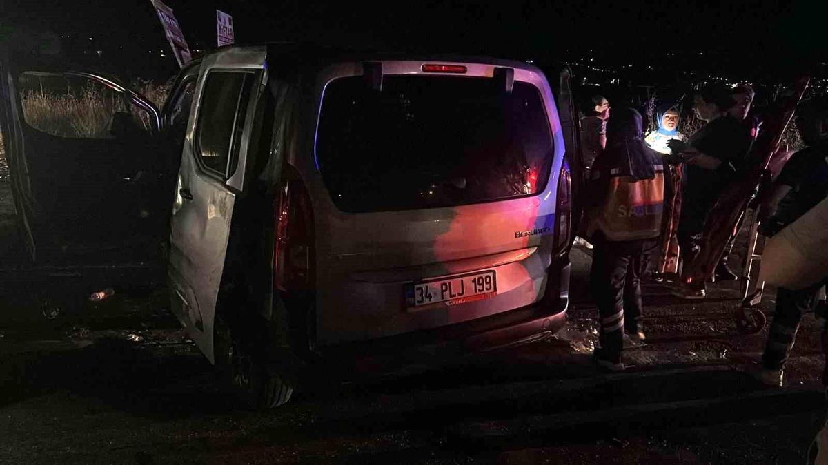 Manisa'da Hafif Ticari Araç Traktöre Çarptı: 4 Yaralı