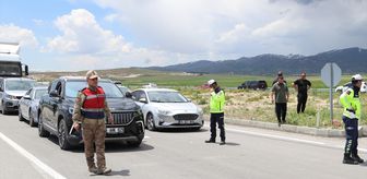 Van'da çarpışan pikap ile hafif ticari araçtaki 4 kişi öldü, 4 kişi yaralandı