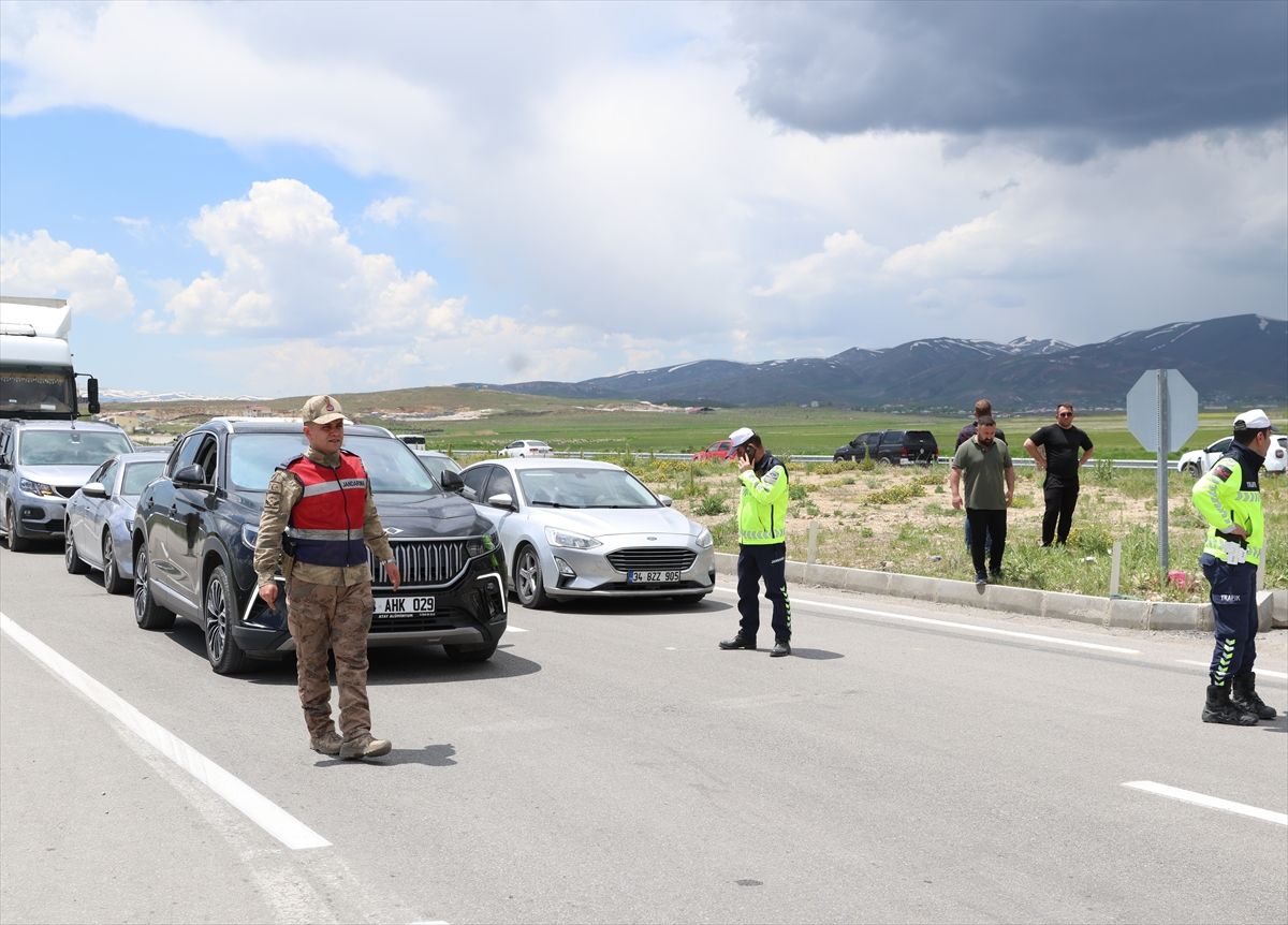 Van'da çarpışan pikap ile hafif ticari araçtaki 4 kişi öldü,