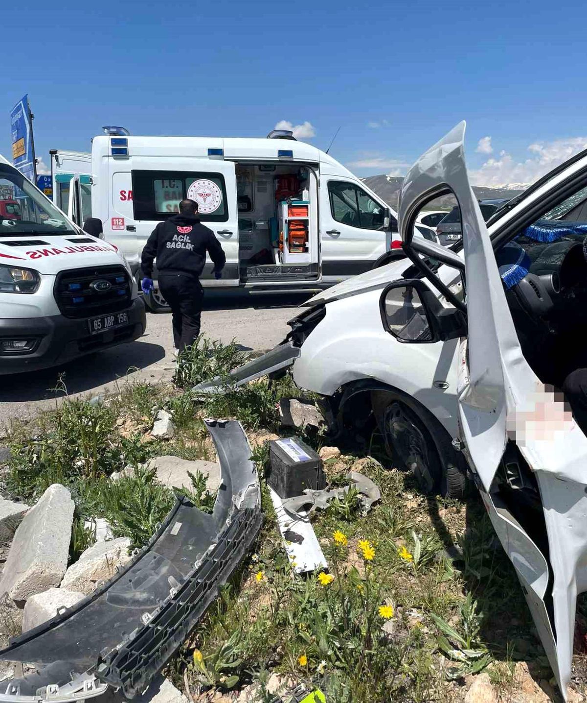 Van'da otomobiller çarpıştı: 4 ölü, 2 yaralı