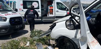 Van'da pikap ile hafif ticari aracın çarpıştığı kazada 4 kişi öldü, 2 kişi yaralandı