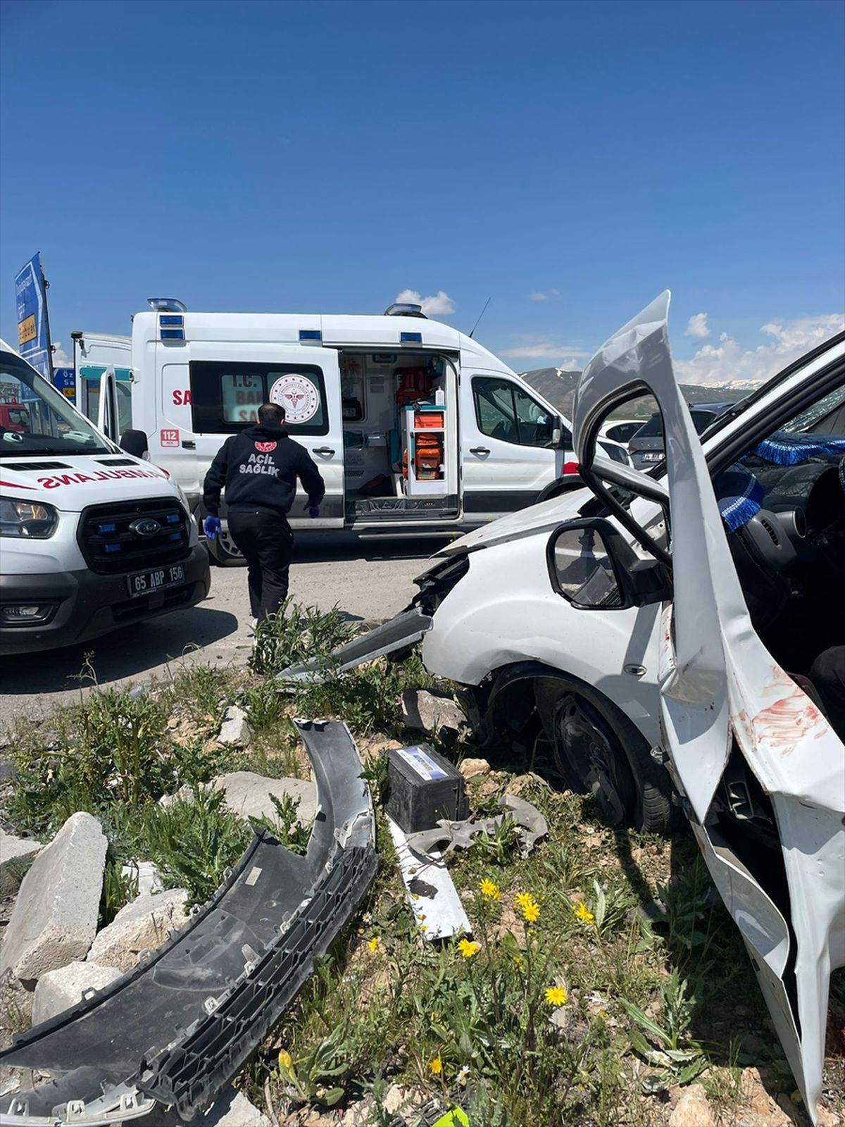 Van'da pikap ile hafif ticari aracın çarpıştığı kazada 4 kişi öldü, 2 kişi yaralandı