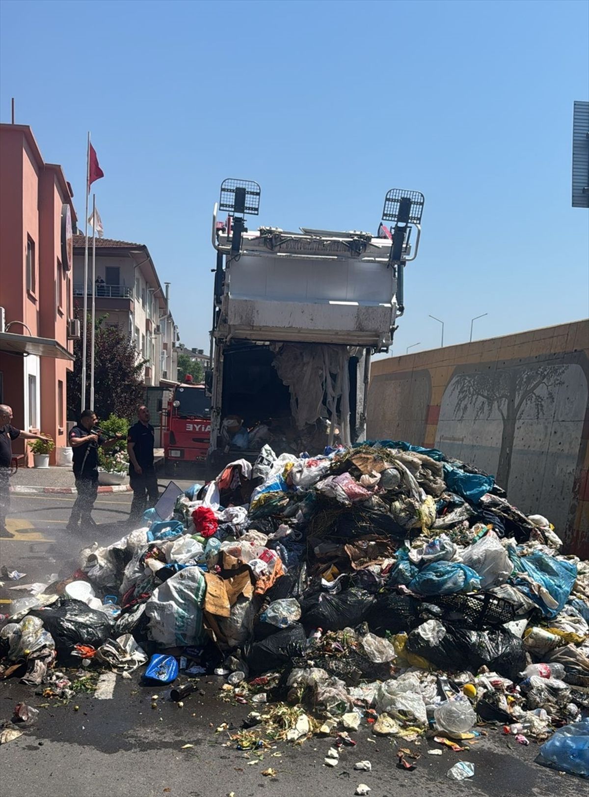 Yalova'da çöp kamyonu sürücüsü, yanmaya başlayan aracını itfaiyeye götürdü