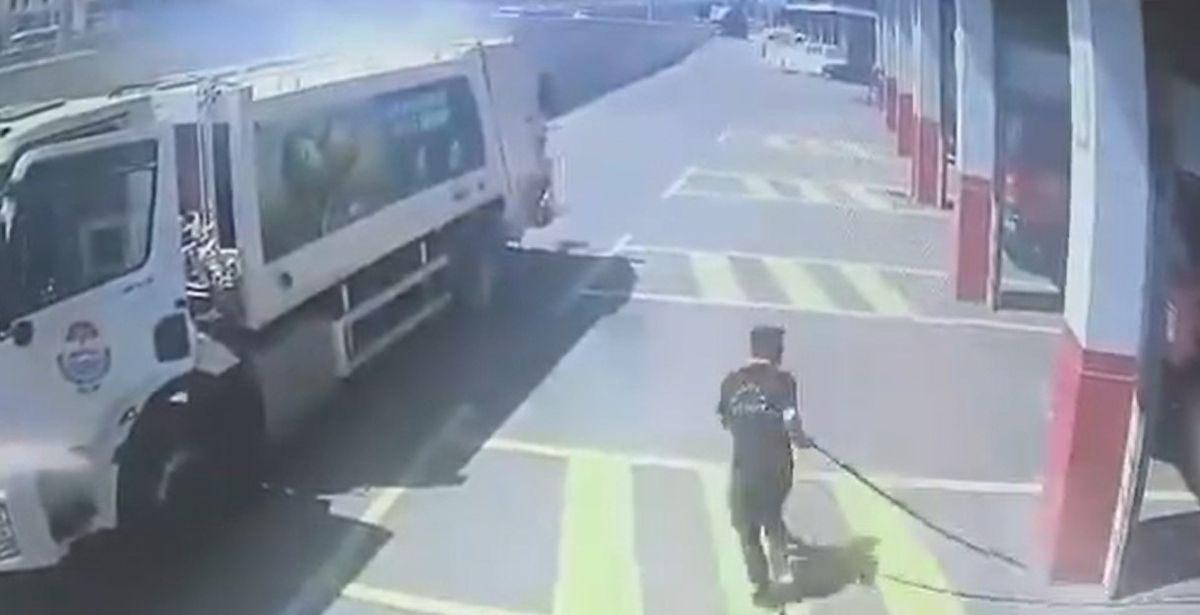 Yangın çıkan çöp kamyonunu itfaiye istasyonuna götürdü; o an