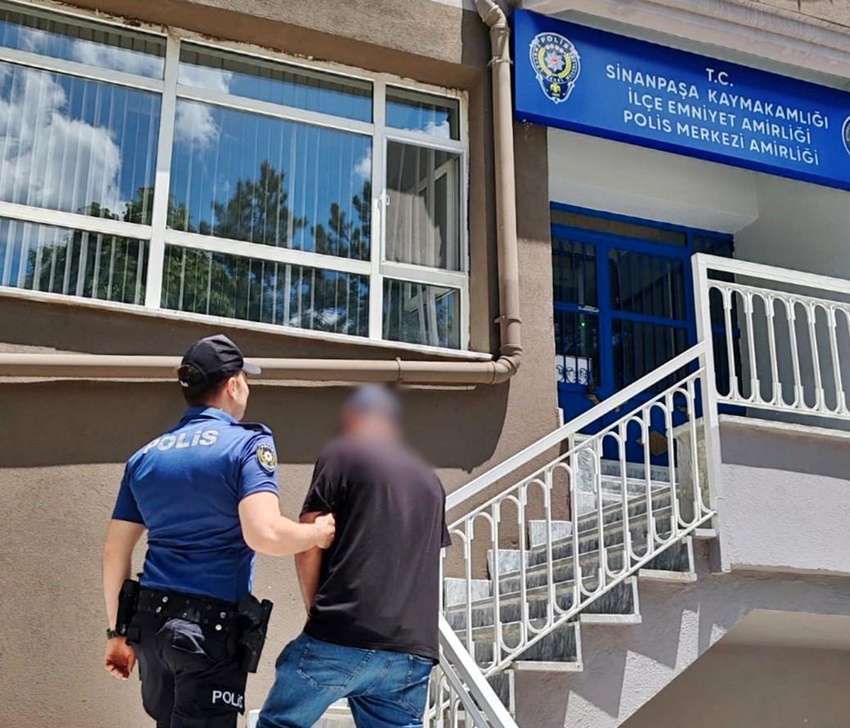 Afyonkarahisar'da aranan şahıs polisten kaçamadı