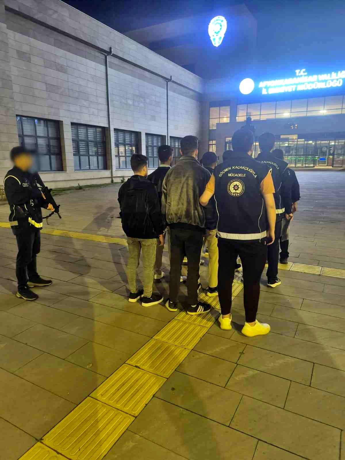 Afyonkarahisar'da göçmen kaçakçılığı operasyonunda 8 düzensi