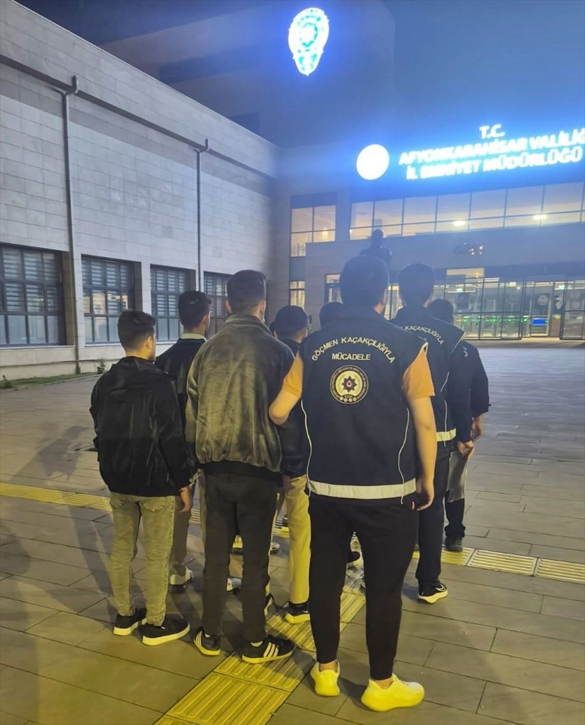 Afyonkarahisar'da yakalanan 8 düzensiz göçmen sınır dışı edi
