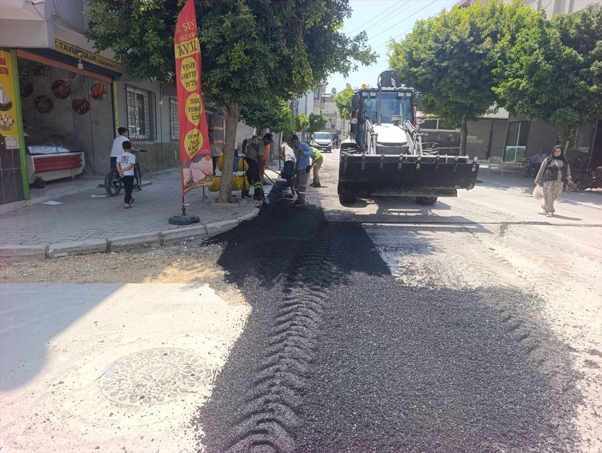 Akdeniz ilçesinde altyapı çalışmalarında zarar gören yol ve kaldırımlar onarılıyor