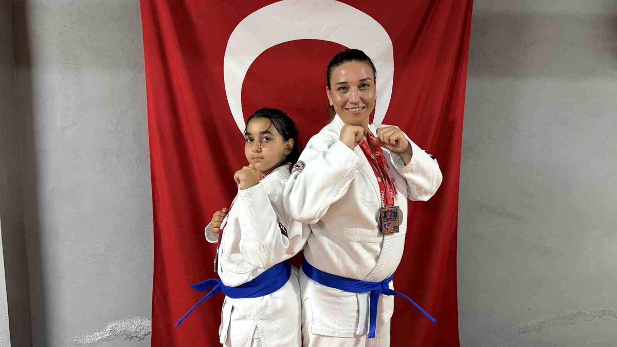 Anne ve kızı minderde birlikte şampiyonluklara koşuyor