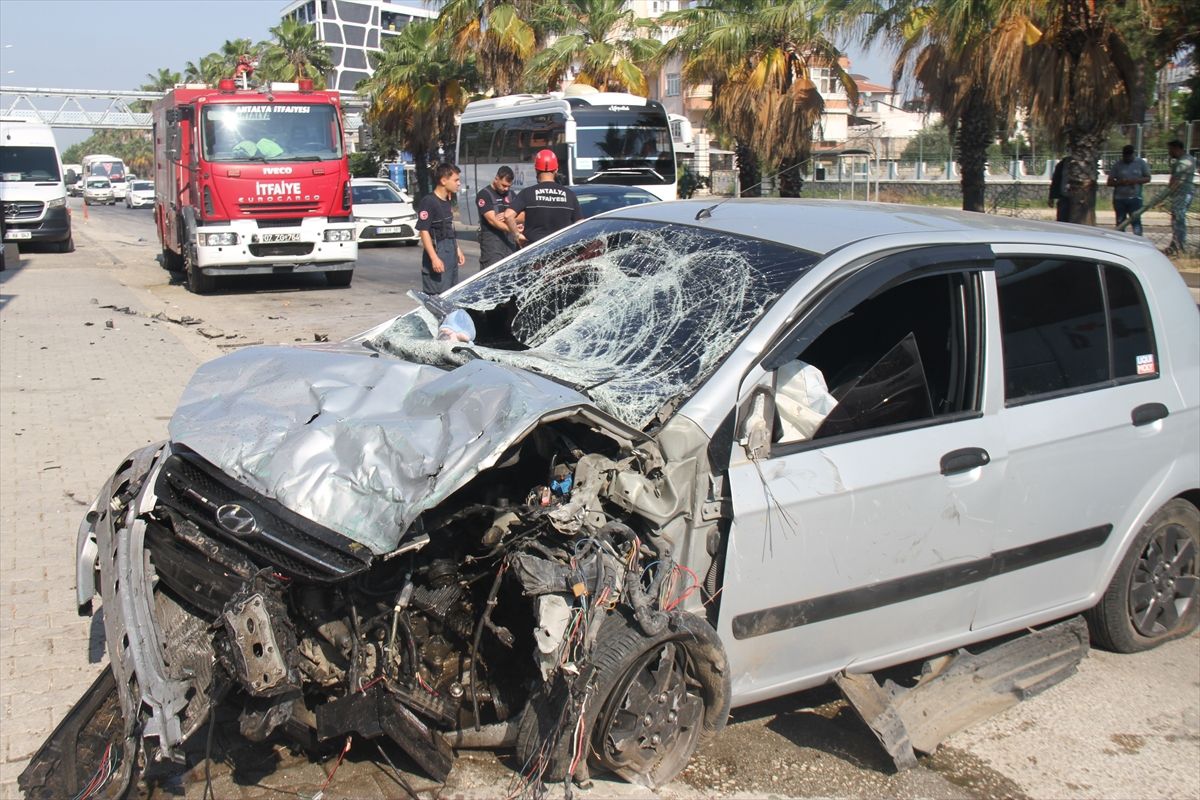 Antalya'da refüjdeki tel çitlere çarpan otomobilin sürücüsü yaralandı