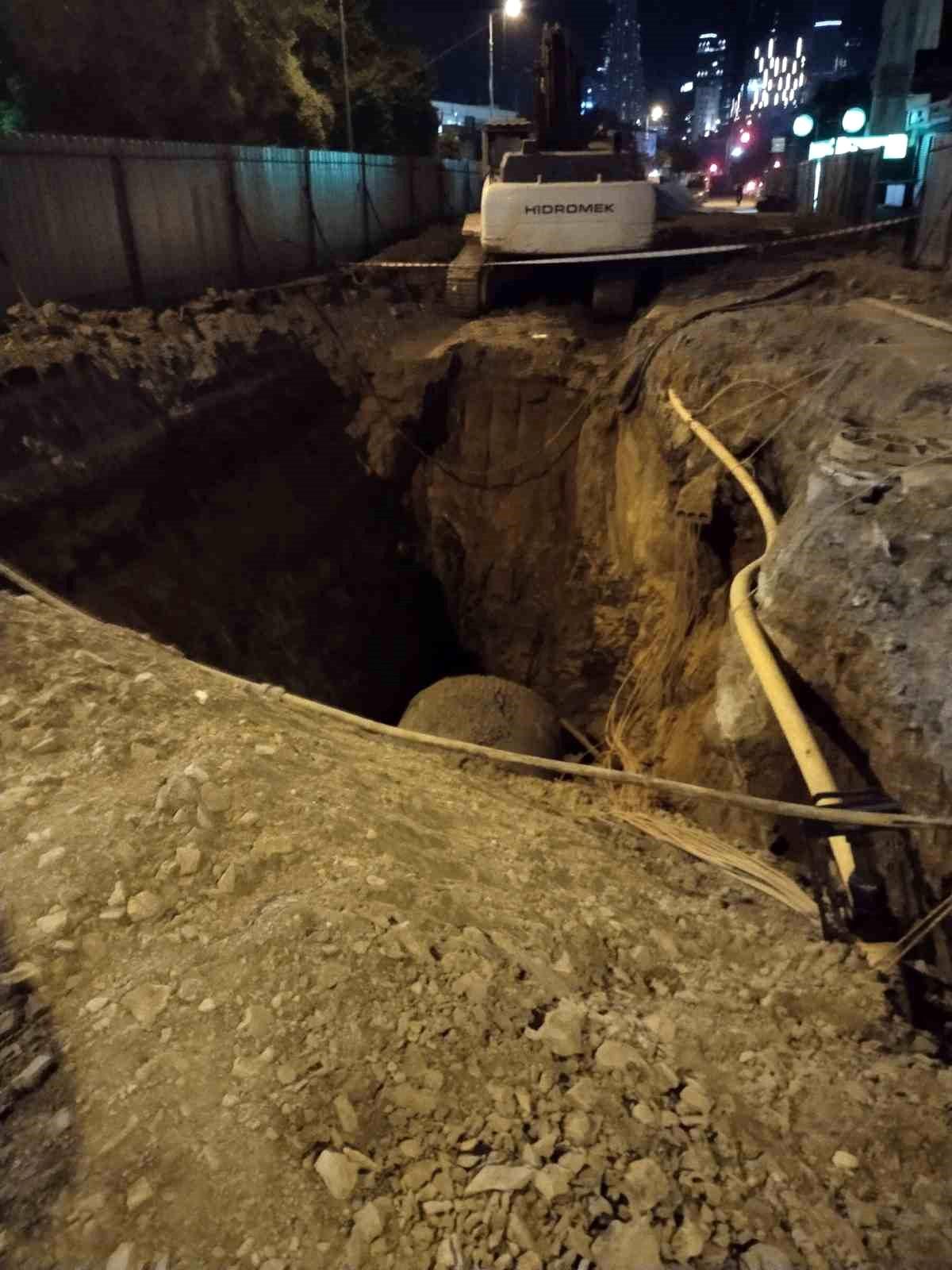 Ataşehir'de kontrolden çıkan taksi çukura girdi