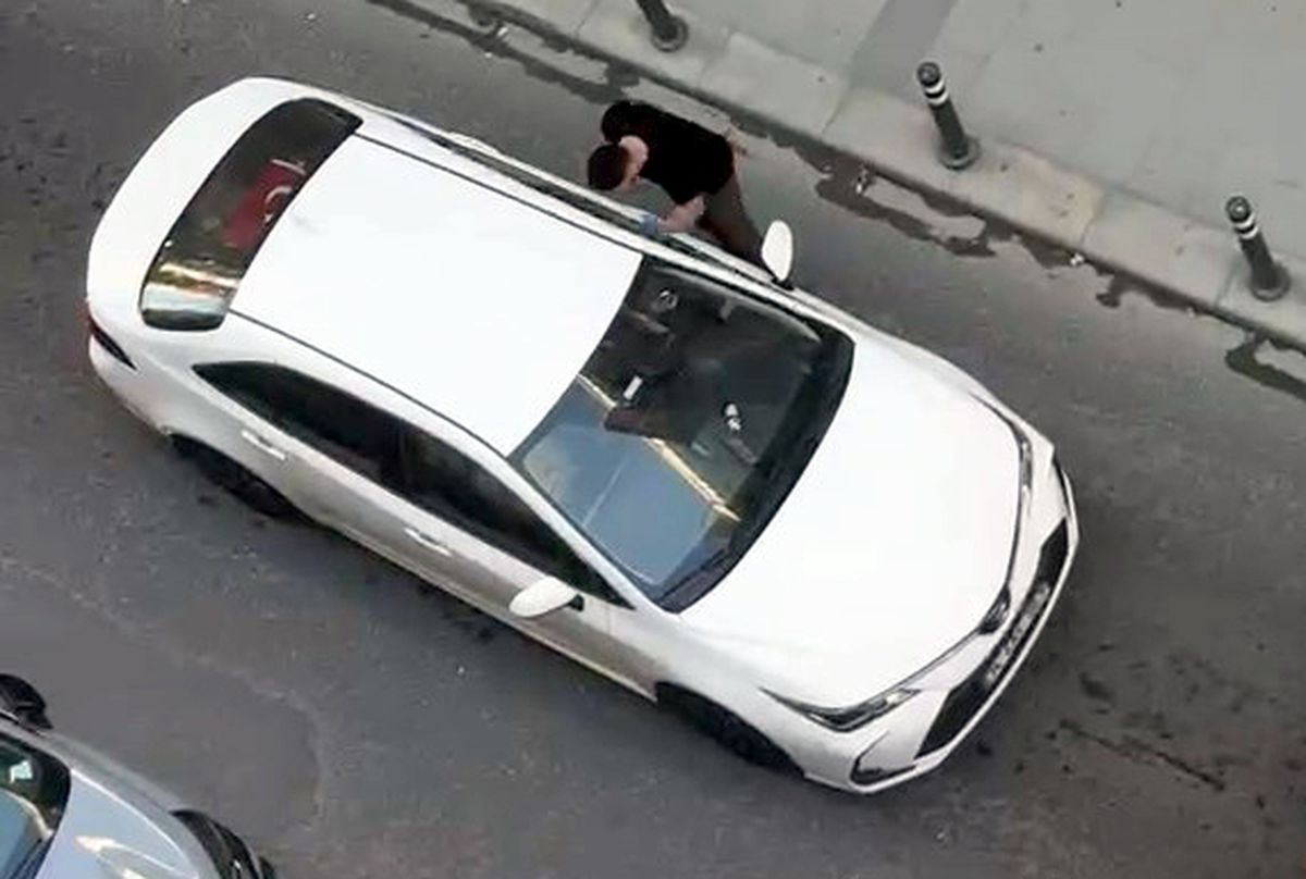 Avcılar'da kazaya neden olan sürücüye tepki; otomobile yumruk attılar