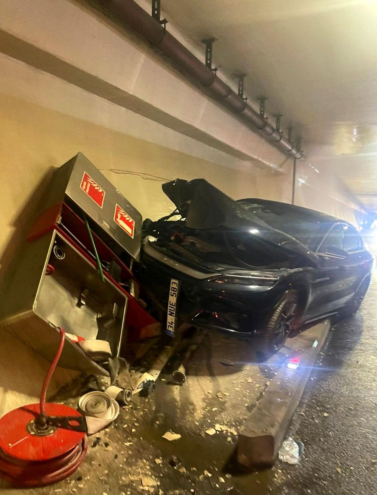 Avrasya Tüneli'nde otomobil, itfaiyeye ait yangın panosuna ç