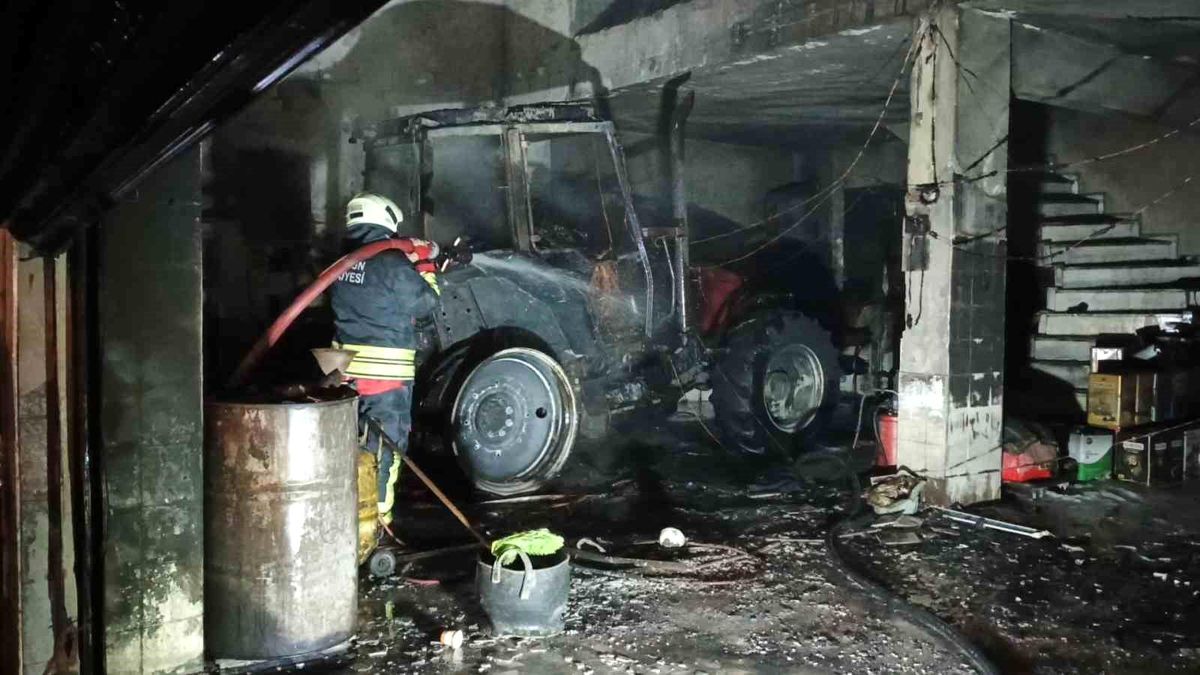 Bafra'da sanayi sitesinde çıkan yangında kullanılamaz hale gelen traktör.