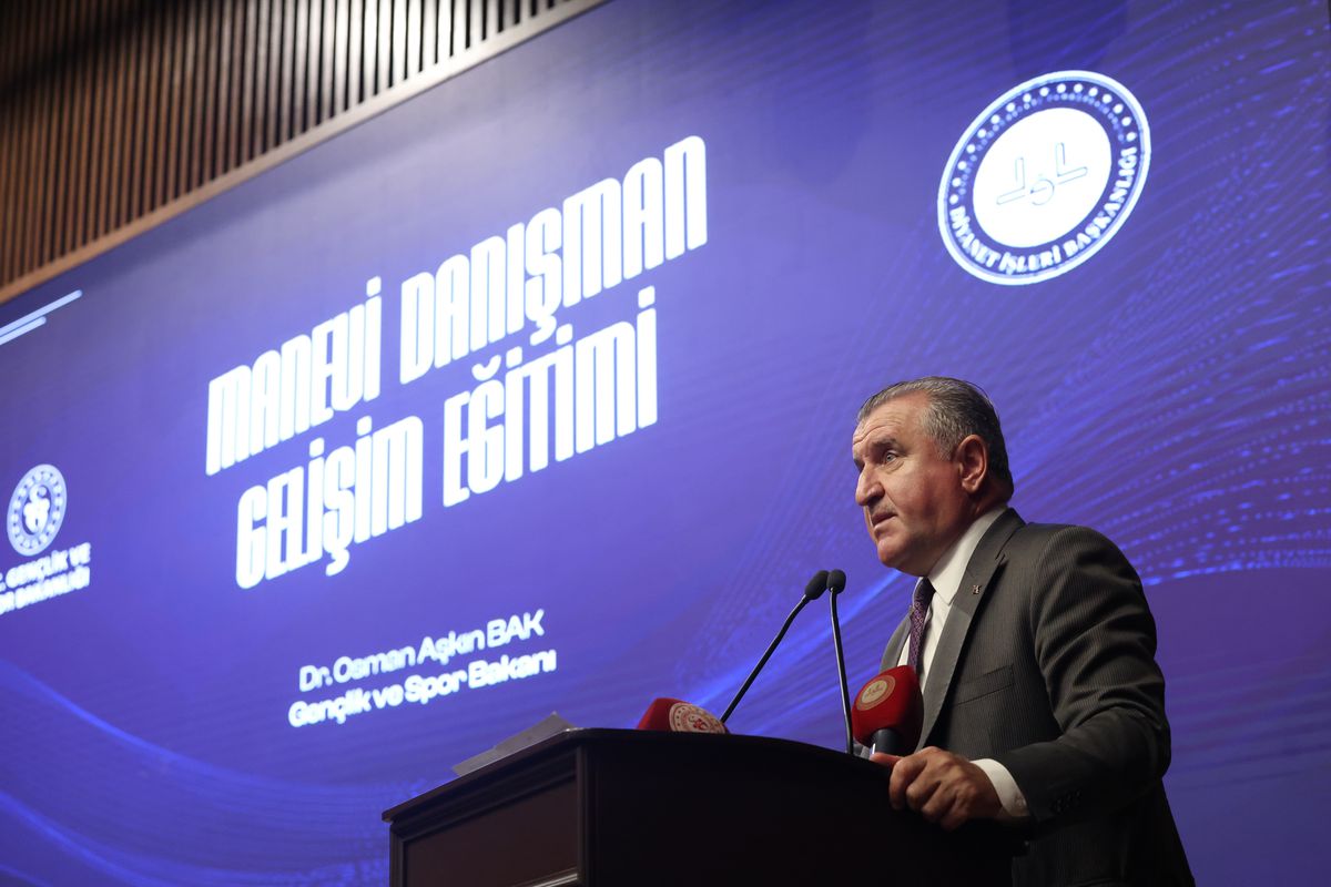 Bakan Bak: Gençlerimizin manevi gıdalarını sağlıyoruz