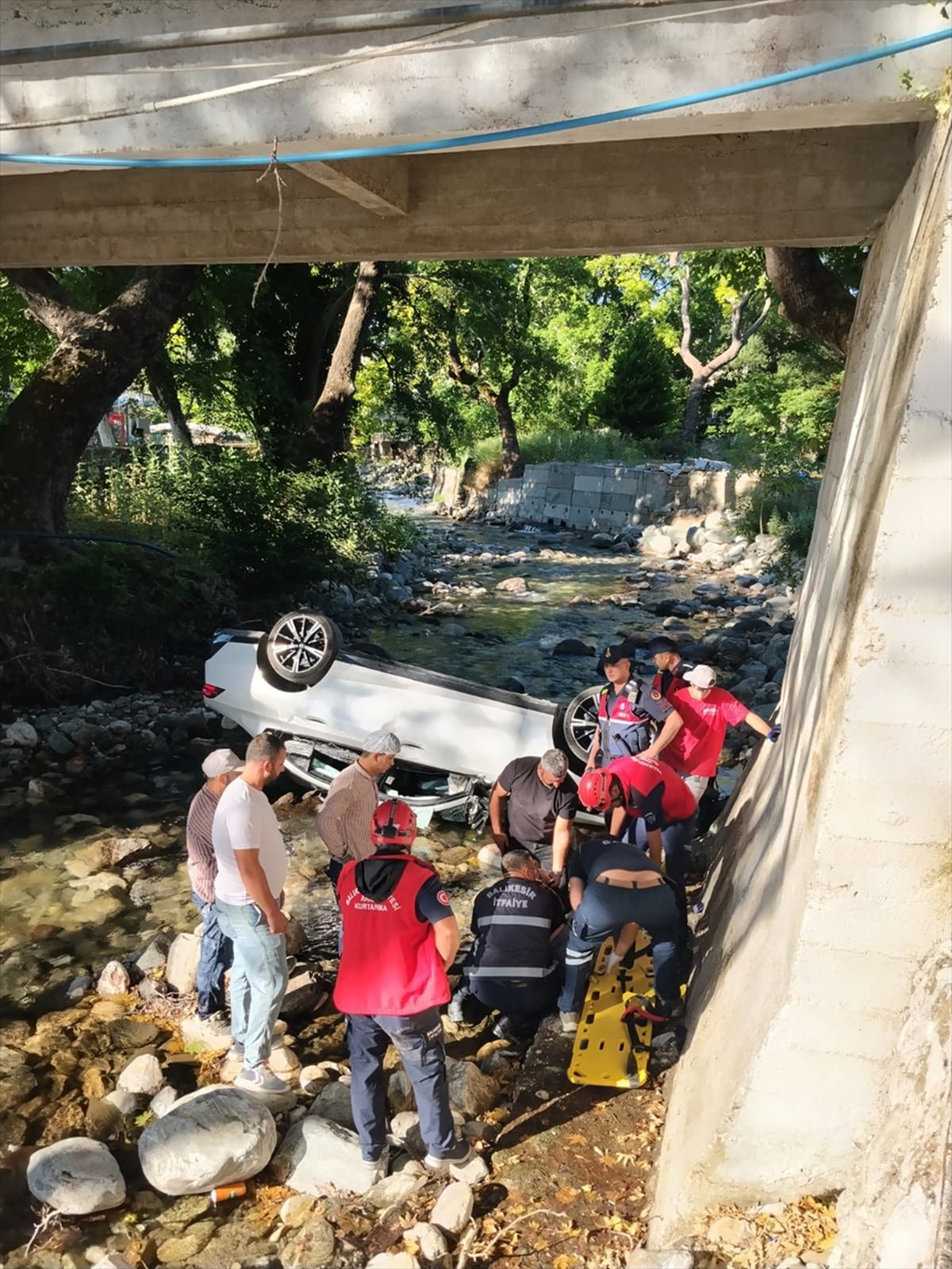 Balıkesir'de dere yatağına devrilen otomobilin sürücüsü yara