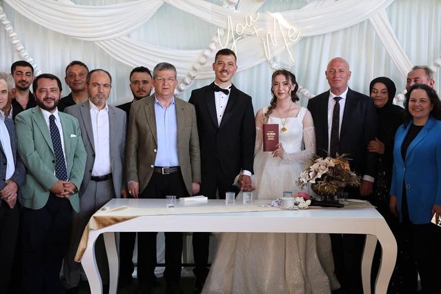 Başkan Kumral kızını yuvadan uçurdu