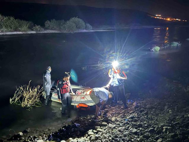 Batman'da Garzan Çayı'nda mahsur kalan piknikçiler kurtarıld