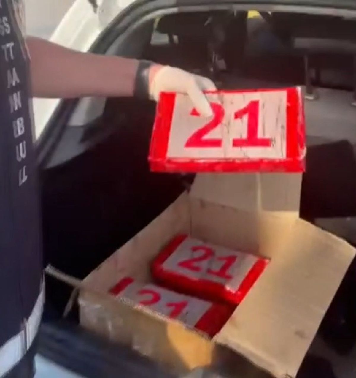 Bayrampaşa'da uyuşturucu operasyonu; otomobilde 20 kilogram 