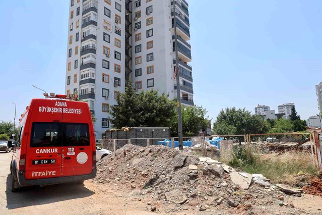 Belediye itfaiye binası için apartmanın istinat duvarını yık