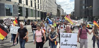 Berlin'de hükümet karşıtı gösteriye binlerce kişi katıldı