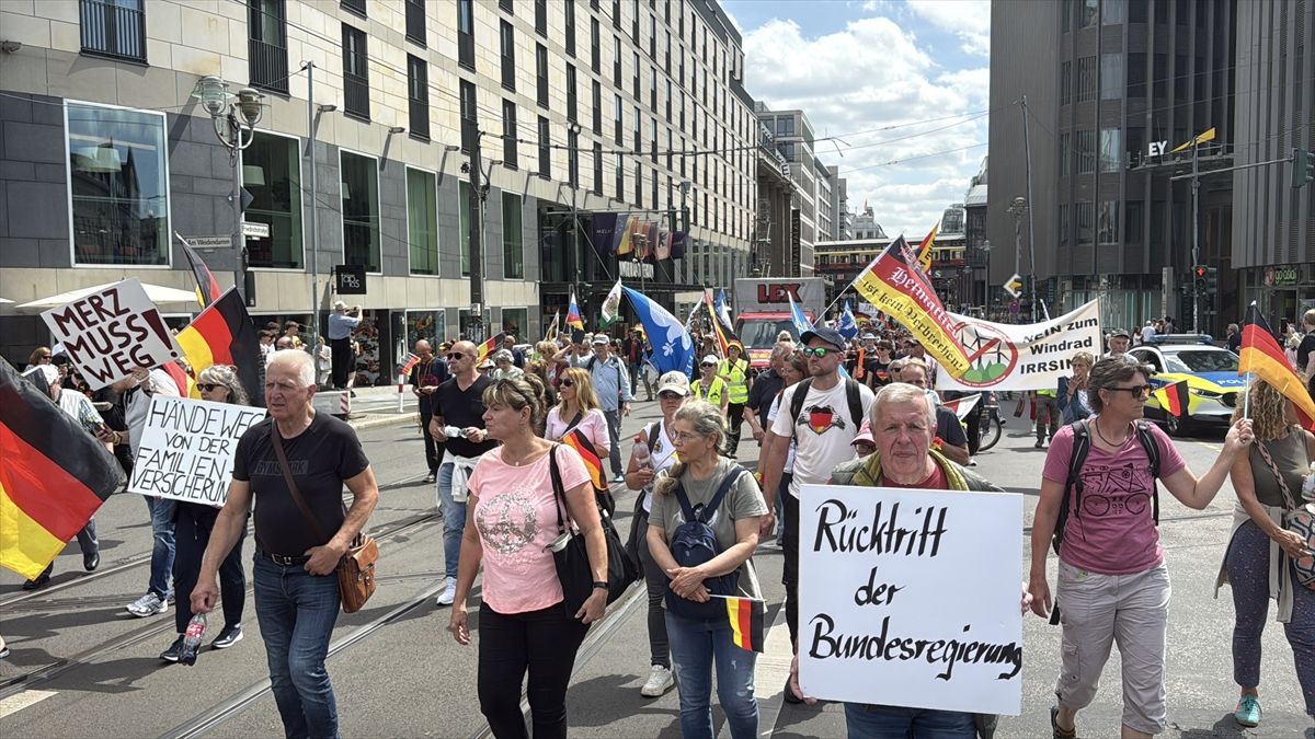 Berlin'de hükümet karşıtı gösteriye binlerce kişi katıldı