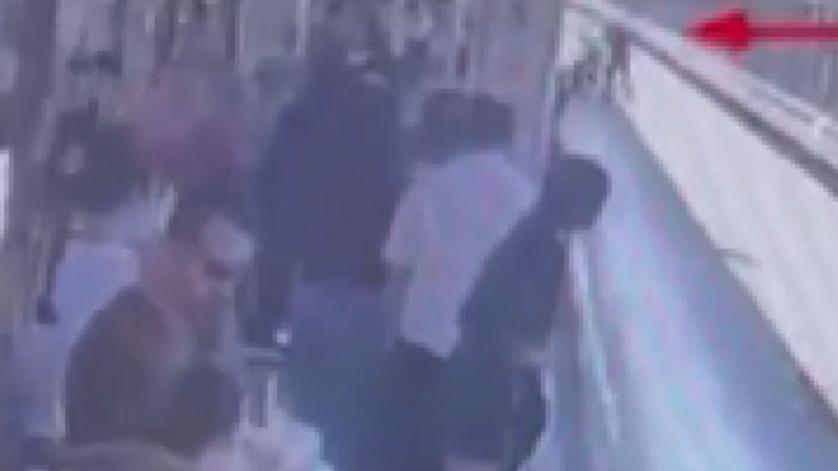 Metrobüste yan bakma kavgası! 22 yaşındaki genç bıçaklanarak öldürüldü