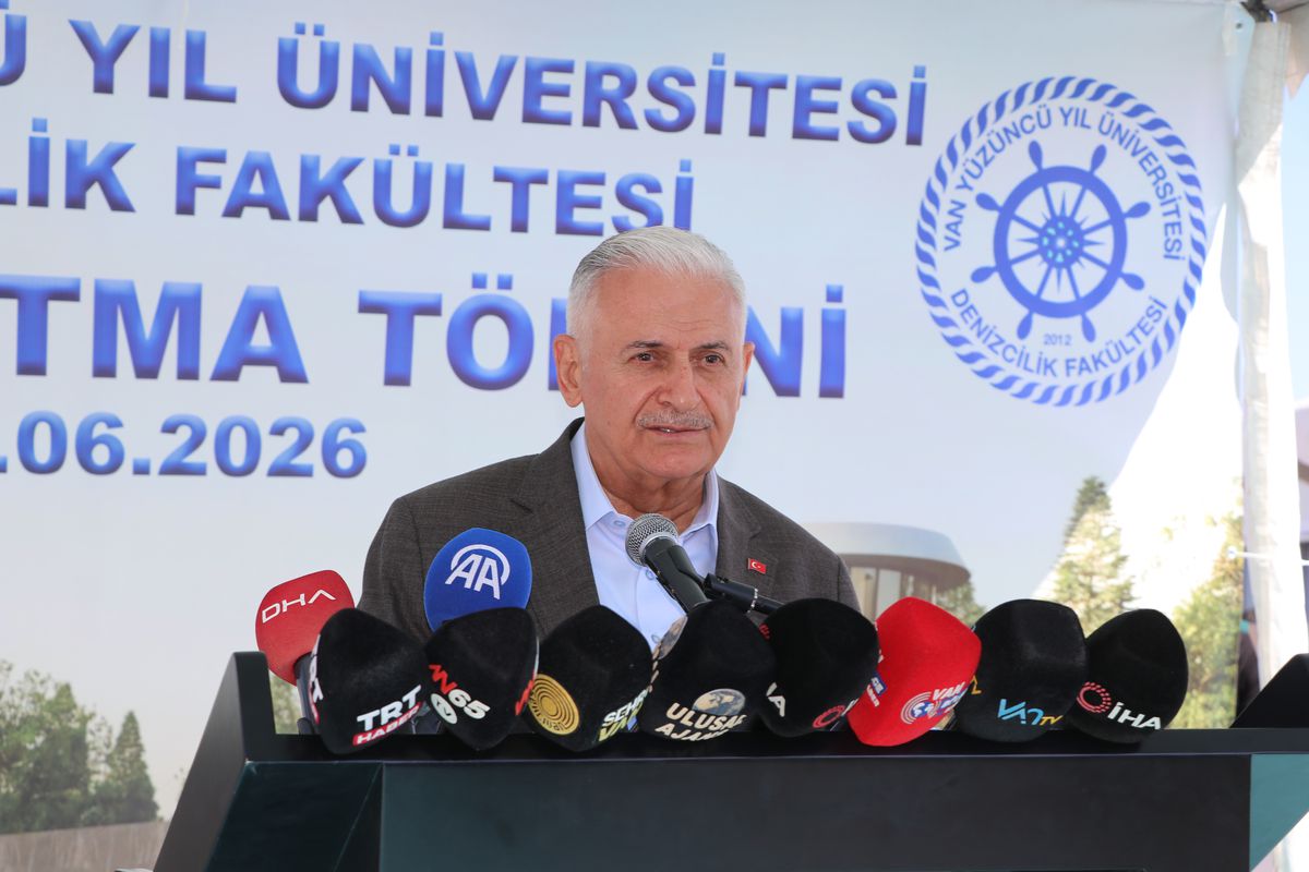 Binali Yıldırım, Van'da Denizcilik Fakültesi temel atma töreninde konuşma yaparken