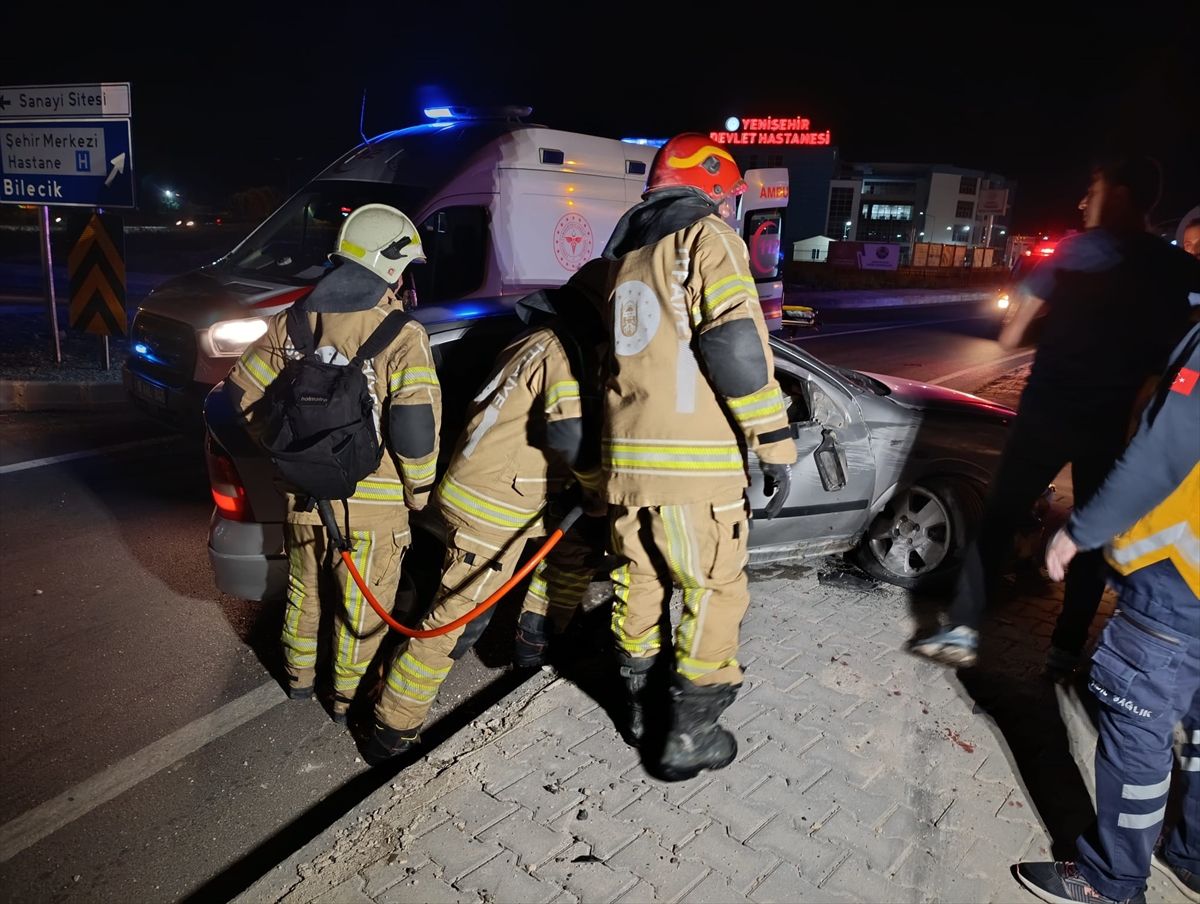 Bursa'da kaldırıma çarpan otomobildeki 1 kişi öldü, 1 kişi yaralandı