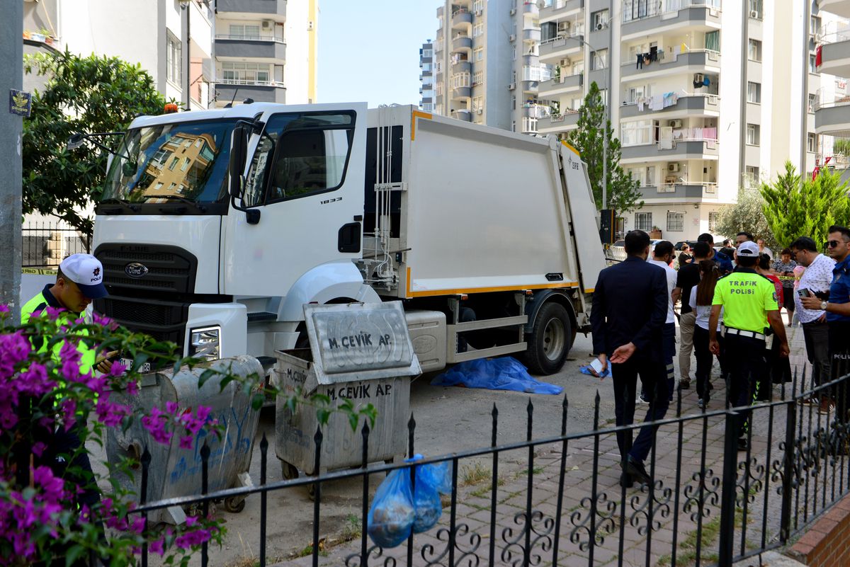 Çöp kamyonunun altında kalan yaya öldü
