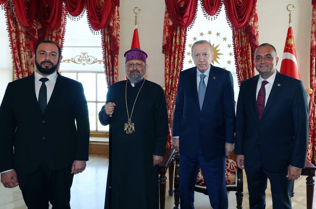 Cumhurbaşkanı Erdoğan, AK Parti Milletvekili Sevan Sıvacıoğlu ve Türkiye Ermenileri Patriği Sahak Maşalyan ile görüşüyor.