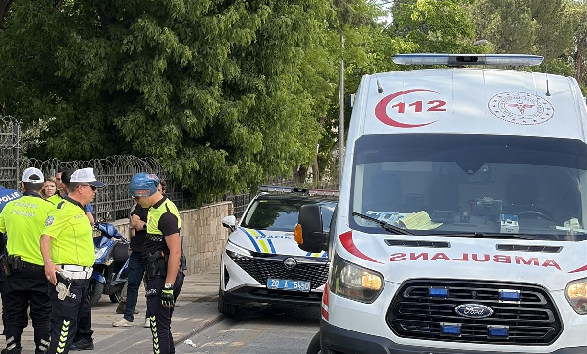 Denizli'de aydınlatma direğine çarpan motosikletteki 2 lise 