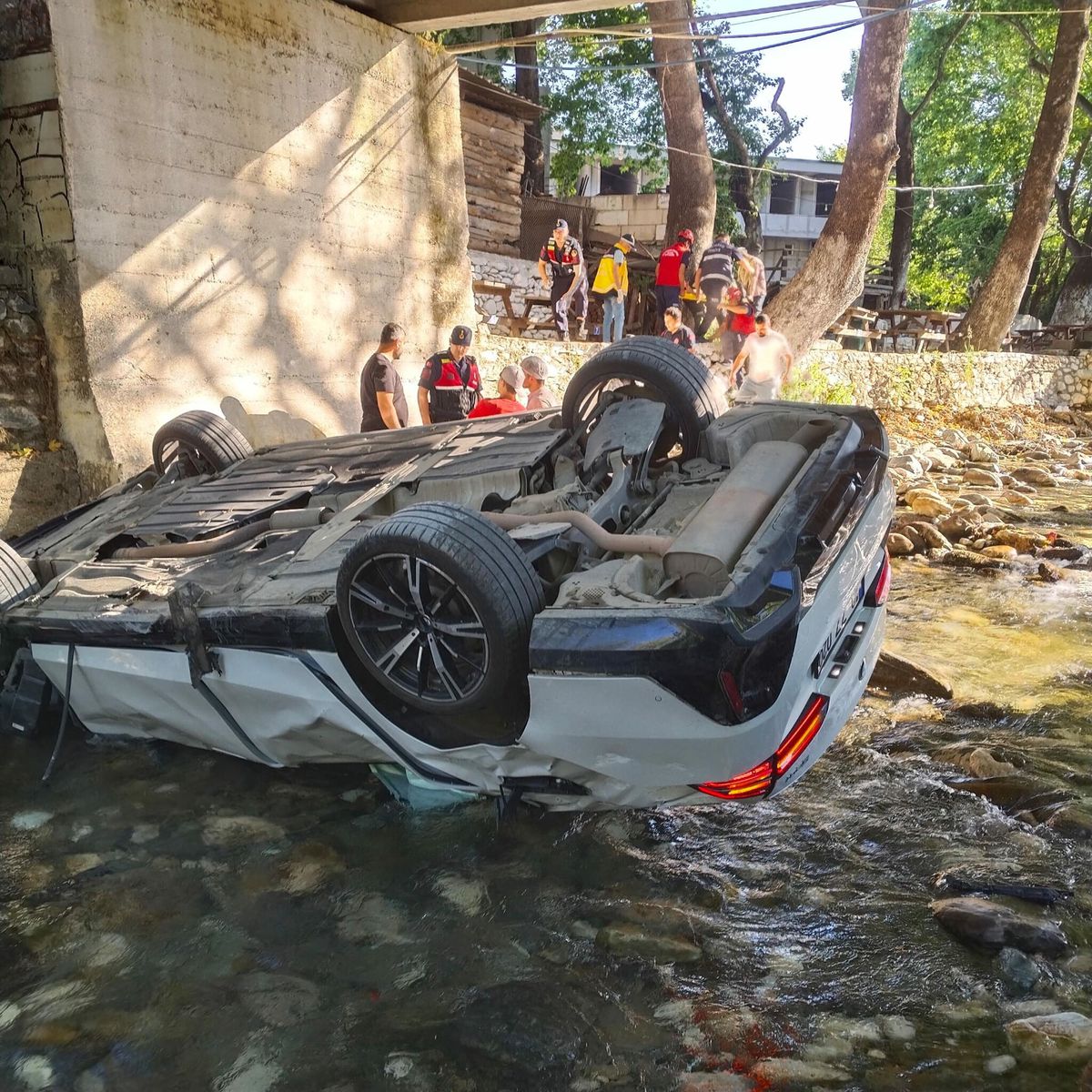 Dereye uçan otomobilin sürücüsü yaralandı