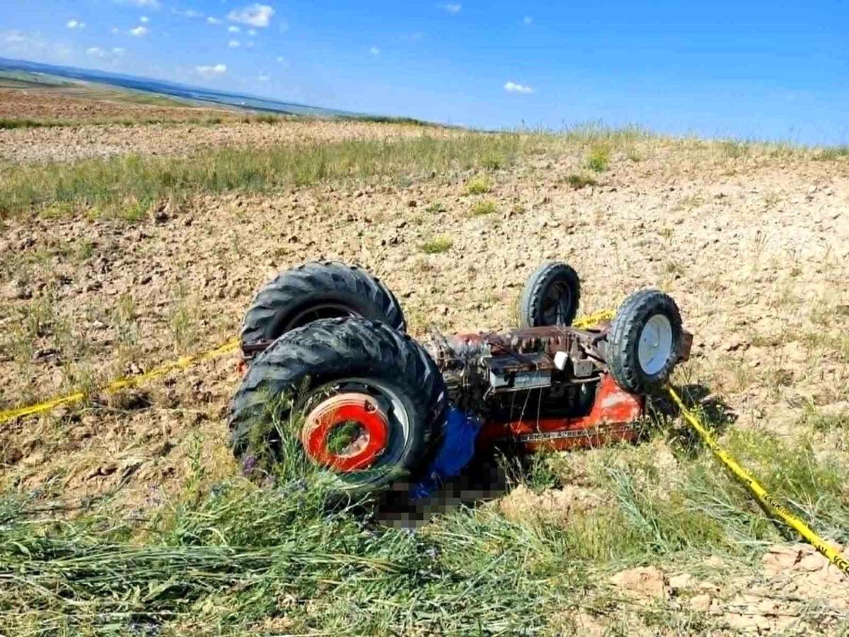 Devrilen traktörün altında kalan sürücü hayatını kaybetti