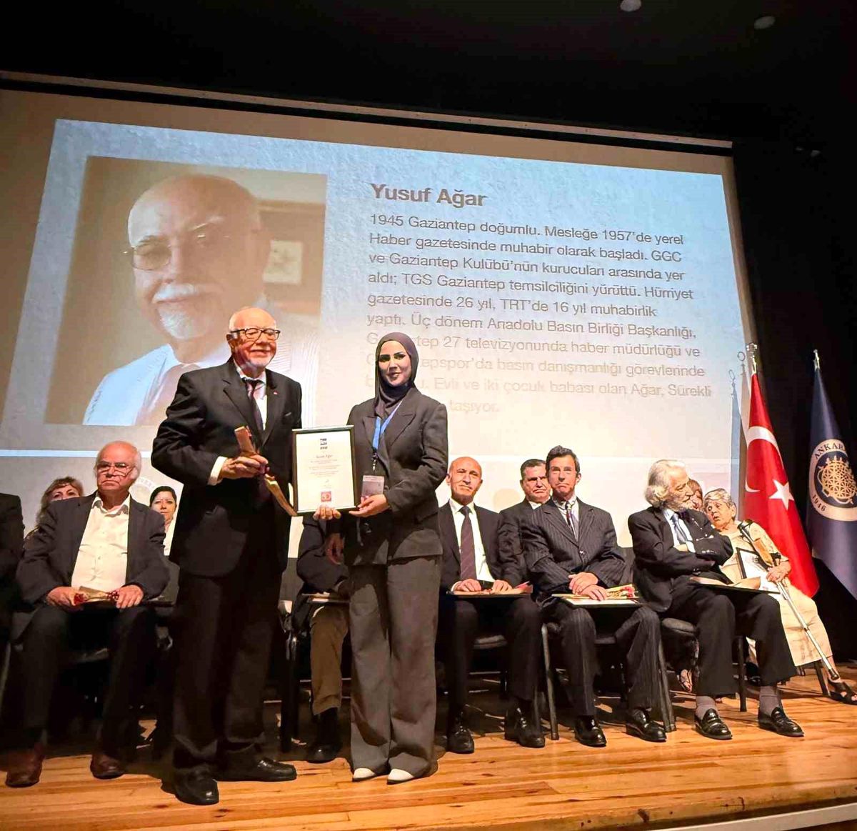 Gazeteci Yazar Yusuf Ağar'a Meslekte 50 Yıl Onur Ödülü takdim edilirken çekilmiş bir fotoğraf.