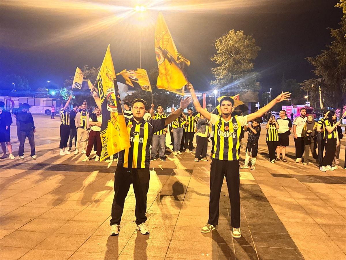 Düzce'de taraftarlar Aziz Yıldırım'ın Fenerbahçe Kulübü Başkanlığına seçilmesini kutladı