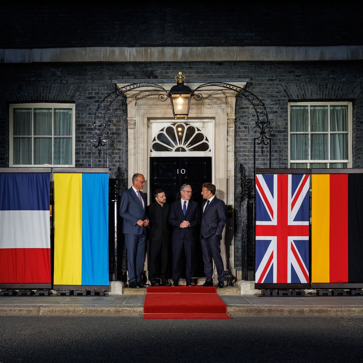 Fransa, Almanya ve İngiltere liderleri ile Ukrayna Devlet Başkanı Zelenskiy'nin Londra'da yaptığı zirveden bir kare.