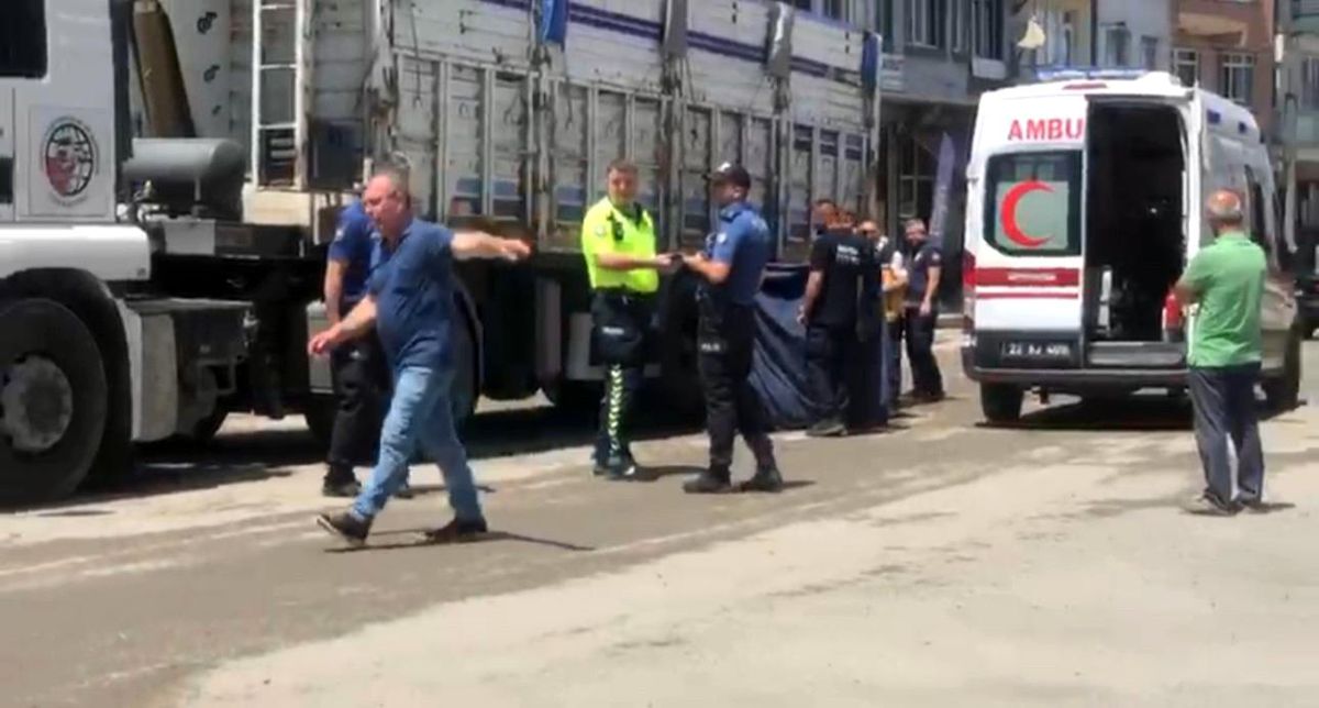 Edirne Havsa'da yol kenarında polis incelemesi yapan ekipler.