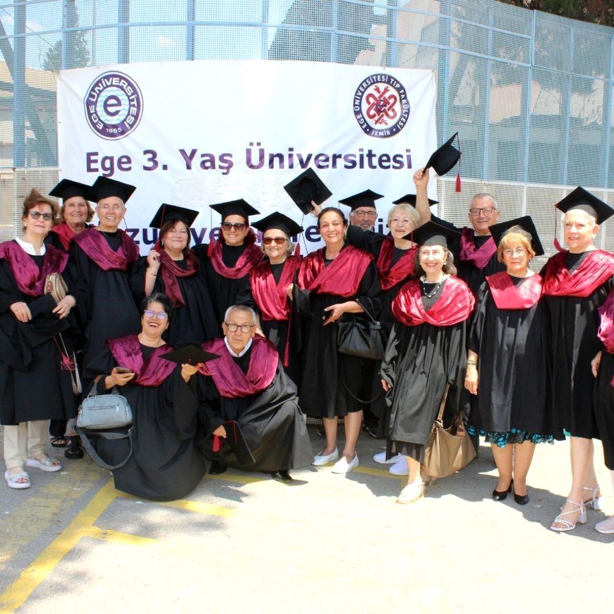 Ege Üniversitesinde 3. Yaş Üniversitesinin 140 çınarı diplom