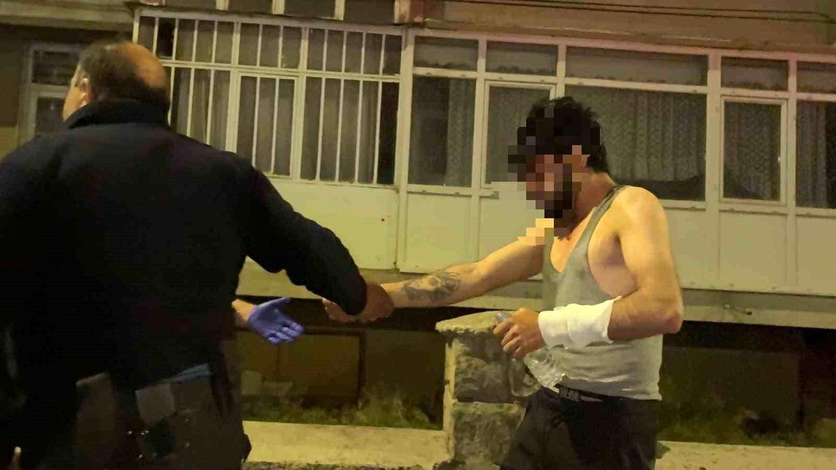 Evinde bıçakla kendine zarar veren şahsın hayatını polisin t