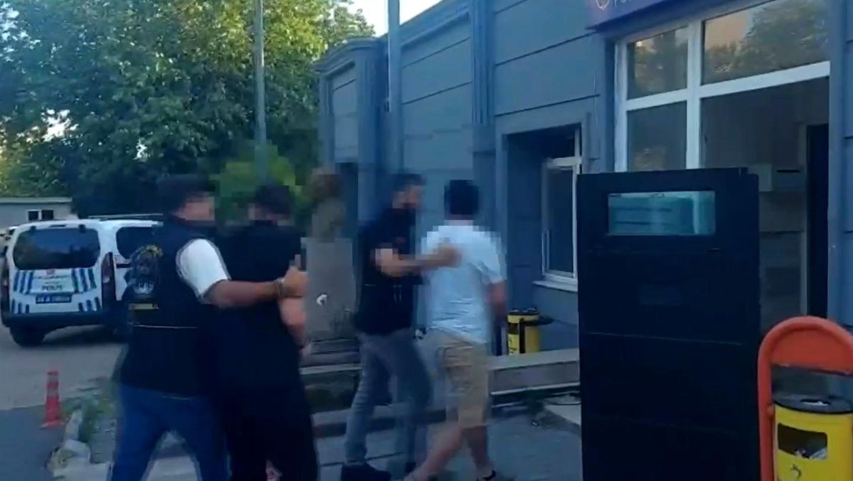 Esenyurt'ta metrobüs durağında 'yan baktın' tartışması sonrası 22 yaşındaki genç bıçaklanarak öldü; 18 yaşındaki şüpheli ve babası gözaltında