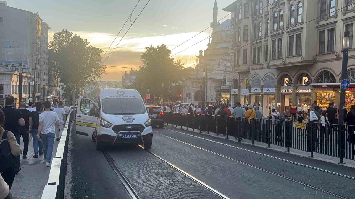 Fatih'te tramvayın altında kalarak ölen çocuğun cenazesi adl