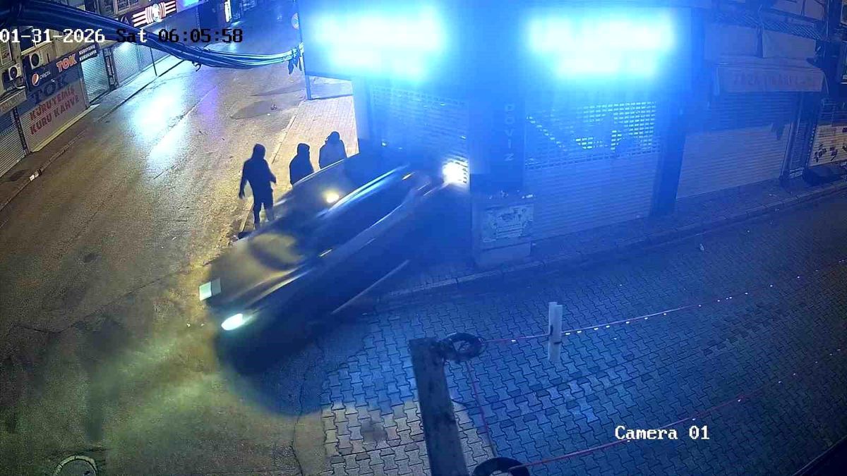Film gibi soygun kameraya yansıdı: Kepengi araçla yıkıp 16 bin dolar çaldılar