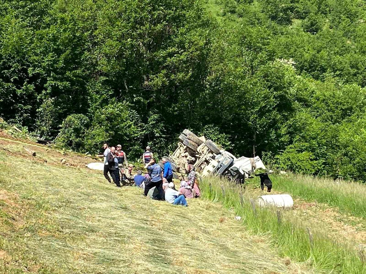 Gümüşhane'de beton mikseri 150 metrelik dik yamaçtan yuvarlandı: 2 ölü, 1 yaralı
