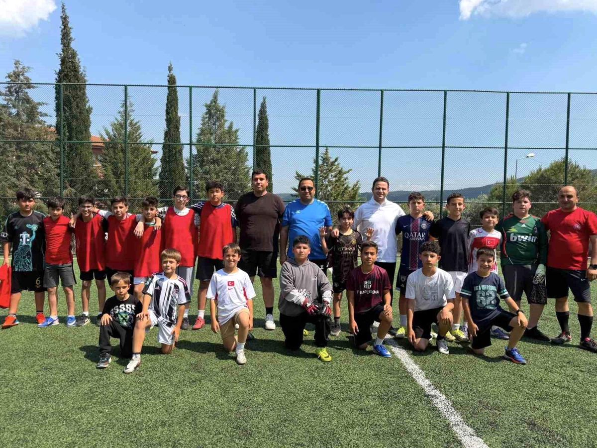 Muğla İl Milli Eğitim Müdürü Emre Çay’dan öğrencilerle dostluk maçı