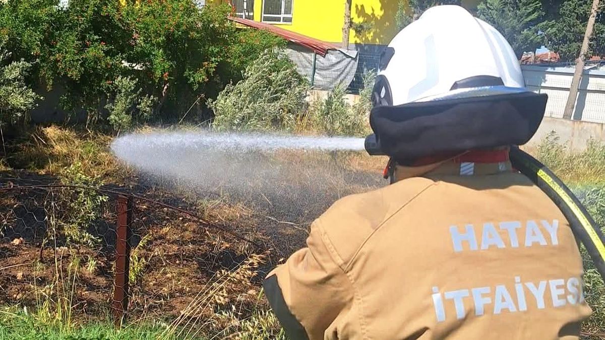 Hatay'da bahçe yangını itfaiye ekipleri tarafından söndürüld